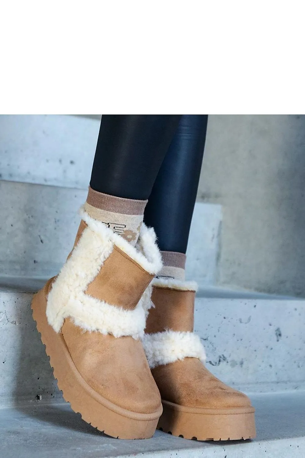 Dark beige snow boots on a platform